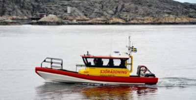 SJÖRÄDDNING - Segelbåt på grund