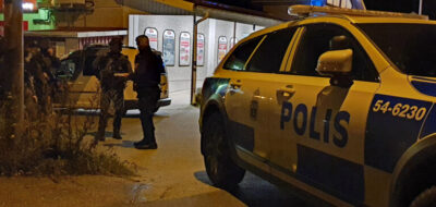 ICA -BUTIK RÅNADES AV MASKERAD MAN MED PISTOLLIKNANDE FÖREMÅL