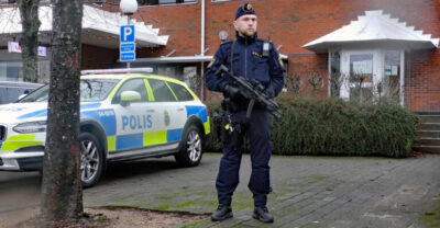 Åtalas för olaga grovt hot mot polisstation och socialtjänst