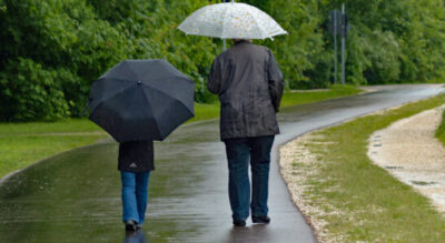 Regn drog in över STO - Larm om översvämningar