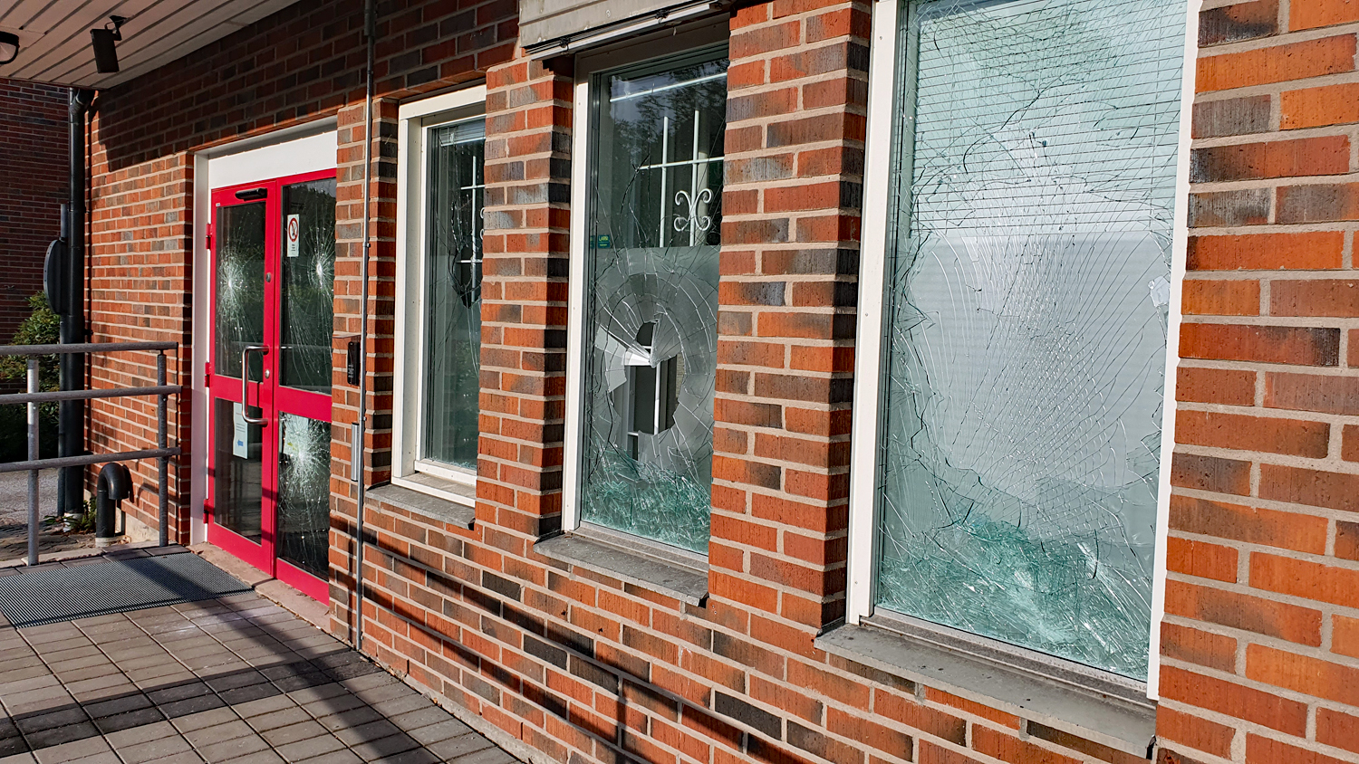15 fönsterrutor hos socialtjänsten krossades - Man åtalas för skadegörelse och våld mot tjänsteman