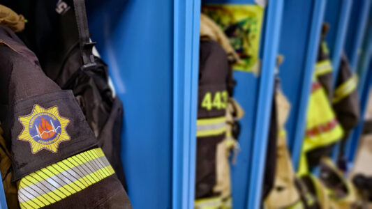 Larm om brand i elstolpe