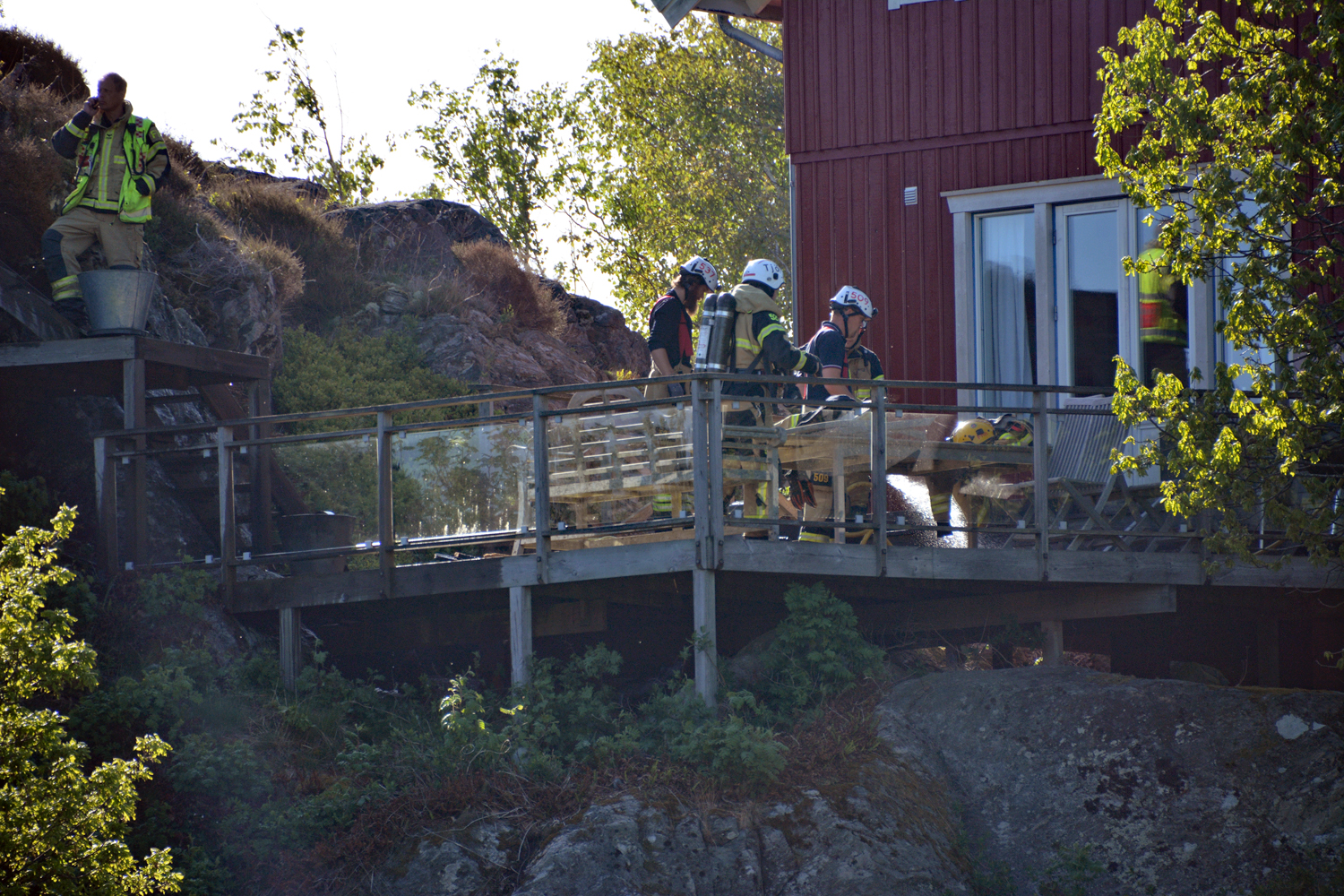 Brand på altan till villa - Räddningstjänst på plats