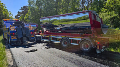 Lastbil med asfalt i diket - Vägen stängdes av