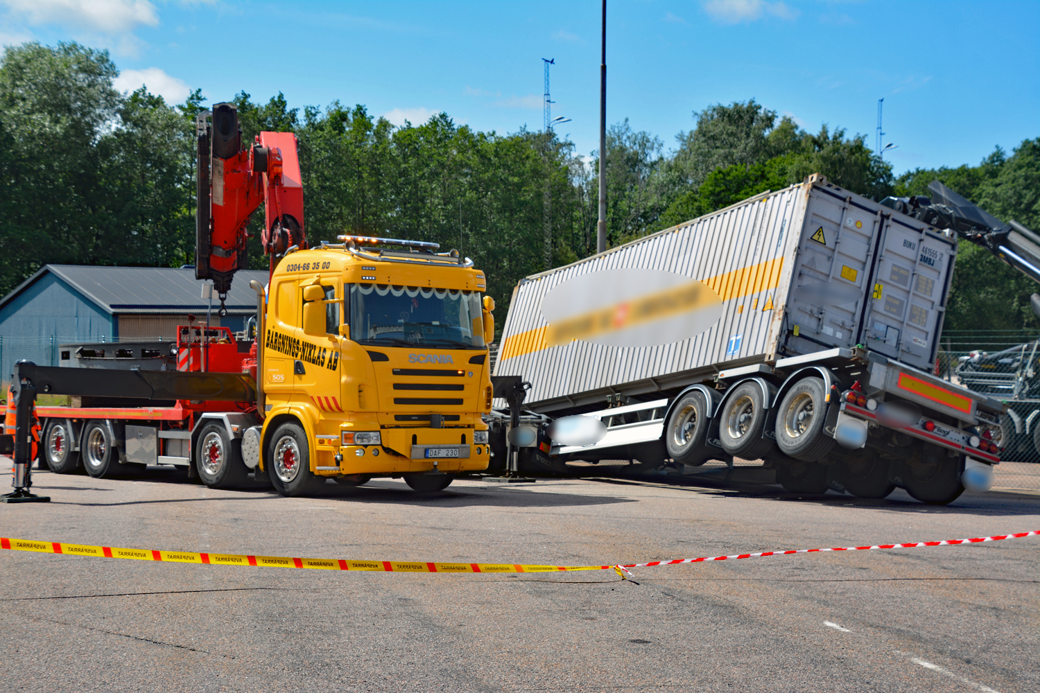 Bärgning av lastbilstrailer och container utanför Borealis