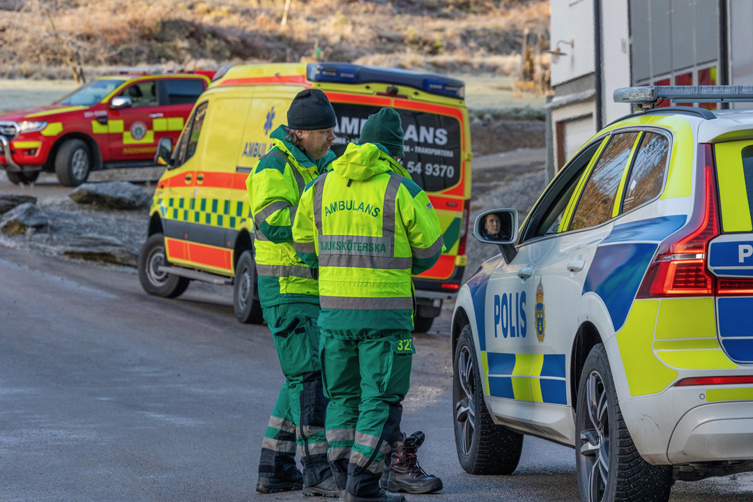 Bil på taket i vattendrag - Försvunnen kvinna hittad död