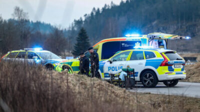 Vansinnesfärd på MC slutade med kollision in i polisbil - En person till sjukhus