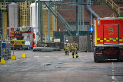 Läckage efter brand på industrin - Två personer till sjukhus