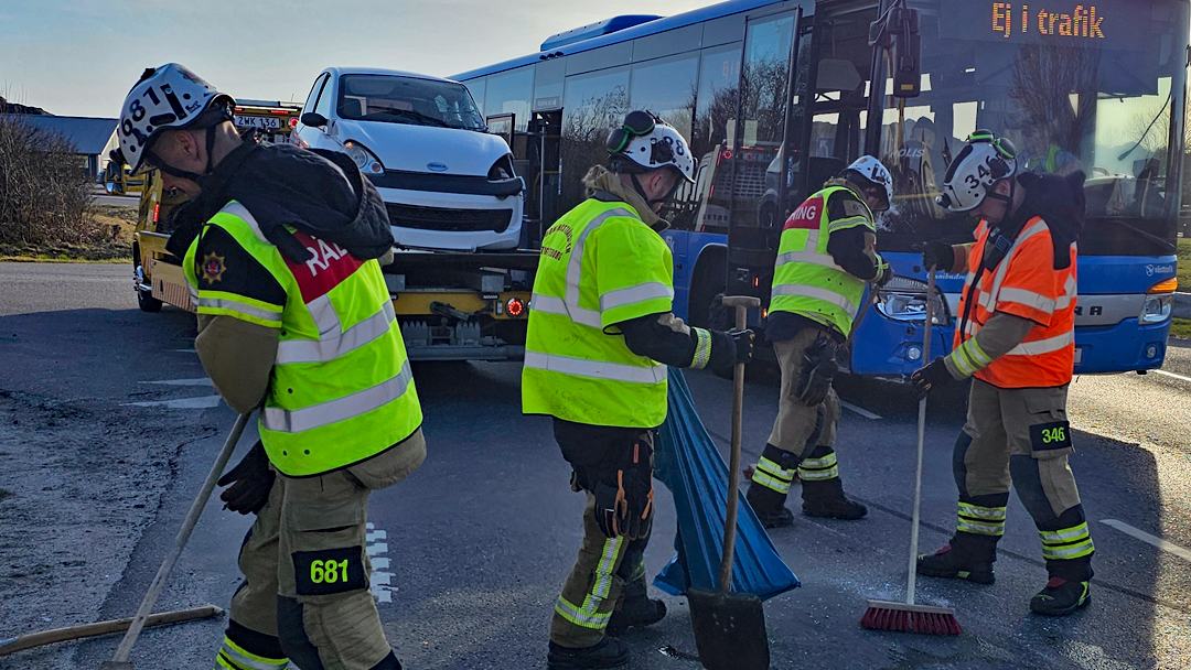 Mopedbil och buss i kollision i Bleket