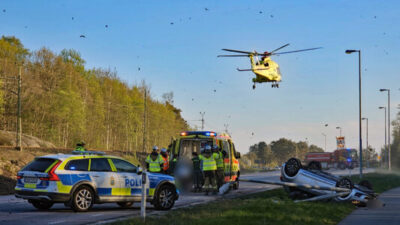 Voltade in i belysningsstolpe - En person till sjukhus