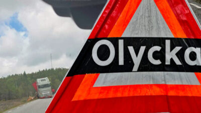 Lastbil delvis i diket - Lasten bredvid