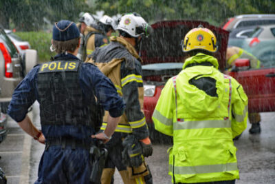 Larm om bilbrand på Stenungstorg