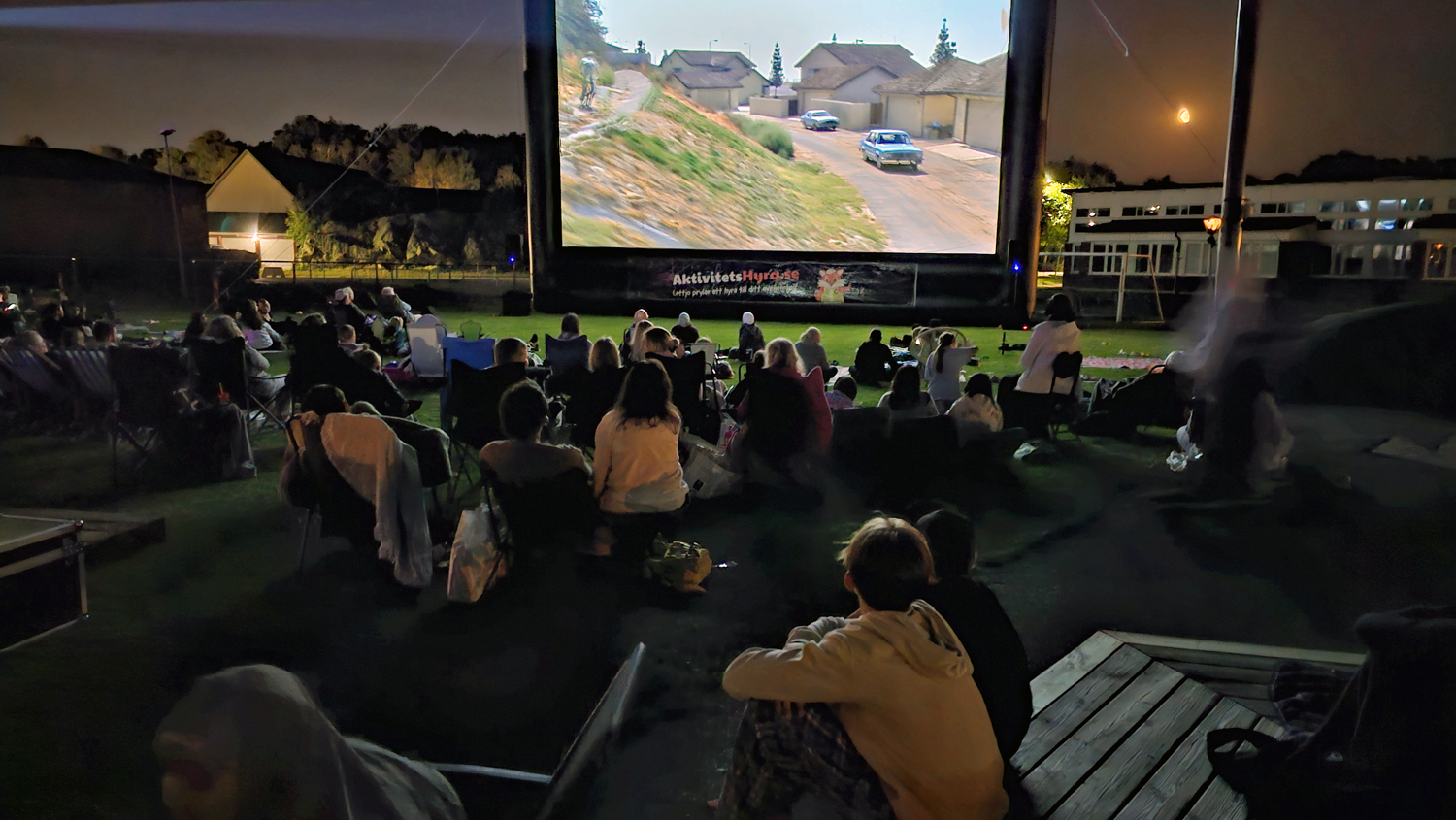Succé för årets utomhusbio - Över 400 framför filmduk under bar himmel
