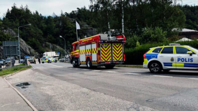 Äldre kvinna påkörd och fastklämd - Allmänheten lyfte upp fordonet
