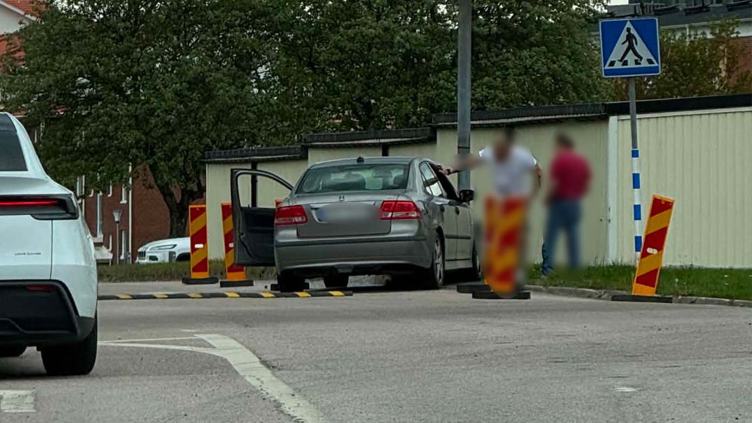 Körde in i belysningsstolpe vid vägarbete