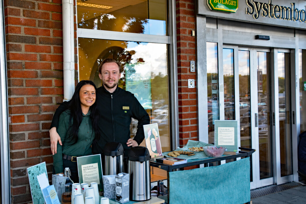 Samtal och fika utanför Systembolaget i syfte att stoppa langning inför skolavslutningen
